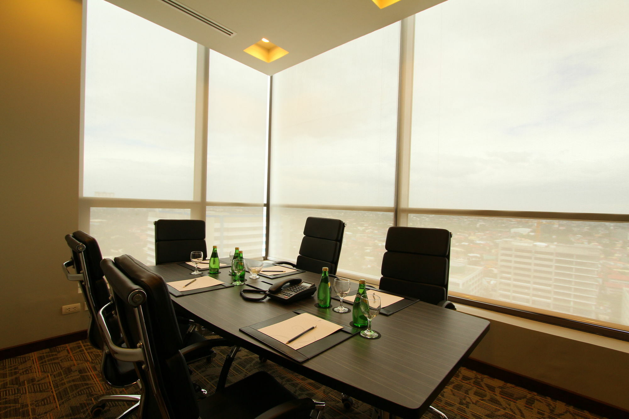 Hotel The Bellevue Manila Muntinlupa City Zewnętrze zdjęcie
